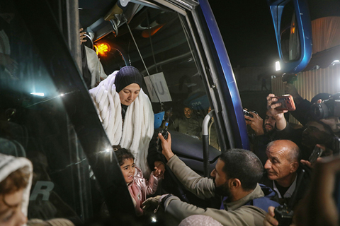 ◎ 拉法口岸二月二日已正式重新開放,供有限數量的人員雙向通行。拉法口岸位於加沙地帶南部與埃及交界處,自二0二四年五月以軍控制巴方一側以來基本處於關閉狀態。在此之前,拉法口岸是加沙地帶居民最主要的對外通道,也是國際人道援助物資進入加沙的重要通道。圖為當日,巴勒斯坦人經過拉法口岸抵達加沙地帶南部汗尤尼斯市。(新華社發 里澤克.阿卜杜勒賈瓦德 攝)