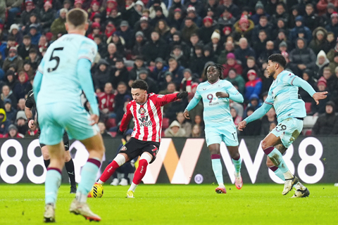 ◎ 英超新特蘭隊塔比(中)遠射建功,三比零打退般尼。(美聯社)