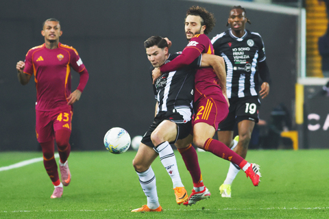 ◎ 烏甸尼斯中場艾基倫甘普(中)昨役被羅馬的靴莫素如此招呼,仍能一箭定江山,打退羅馬,全取意甲三分。(美聯社)