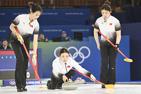 ◎ 2月14日,中國隊選手姜嘉怡(左)、韓雨(中)和董子齊在比賽中。冬奧會冰壺女子循環賽中,中國隊8比7戰勝意大利隊。(新華社記者連漪 攝)