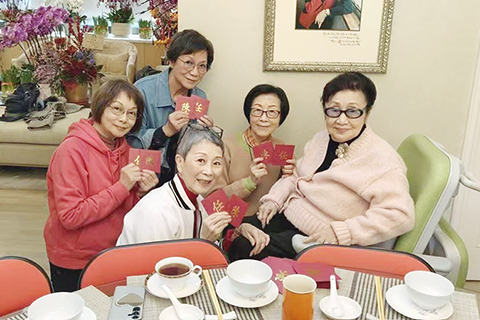 ◎ 任劍輝任姐一一三歲生忌,徒兒日前齊集仙姐屋企紀念任姐。(汪曼玲圖文)