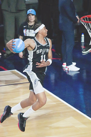 ◎ 二月十四日,馬刺隊球員卡特.拜仁在全明星扣籃大賽中扣籃。(新華社發 孫宇軒攝)