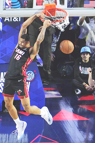 ◎ 二月十四日,熱火隊球員莊遜在全明星扣籃大賽中扣籃,最終居冠。(新華社記者 吳曉凌 攝)