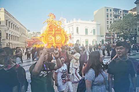 ◎ 年廿八已有旅客提前來澳小遊一下。