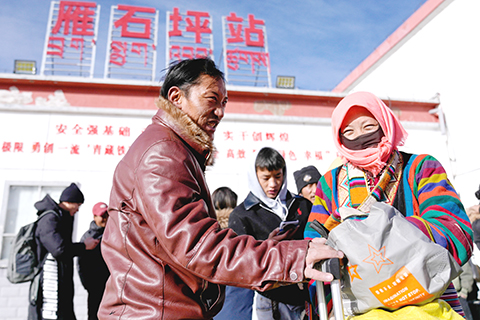 西藏安多牧民等乘客在青藏鐵路雁石坪站等待乘車。(中新社記者 李林 攝)