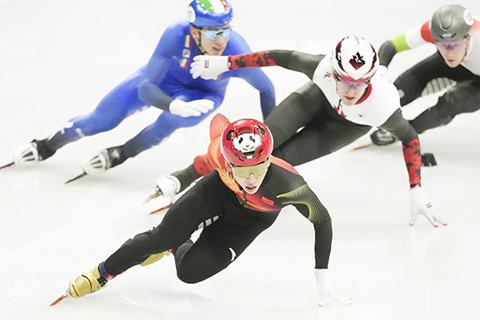 ◎ 2月16日,中國隊選手林孝埈(前)在比賽中。冬奧會短道速滑男子5000米接力半決賽在意大利米蘭舉行。(新華社記者 薛宇舸 攝)