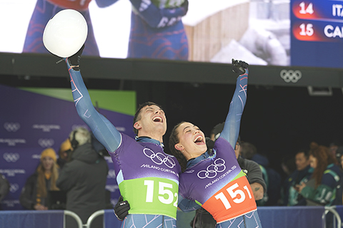 ◎ 2月15日晚,冬奧會鋼架雪車混合團體比賽在科爾蒂納滑行中心舉行。英國隊組合韋斯頓/施特克爾斬獲冠軍。圖為韋斯頓(左)/施特克爾在賽後慶祝。(中新社記者 崔楠 攝)