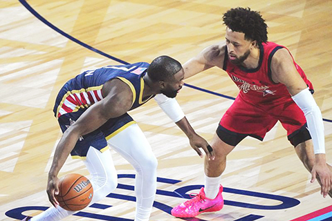 ◎ 二月十五日,美國條紋隊球員積倫.布朗(左)進攻。在洛杉磯舉行的美國職業男籃聯賽(NBA)全明星賽正賽決賽中,美國星隊四十七比二十一戰勝美國條紋隊,獲得冠軍。(新華社記者 吳曉凌 攝)