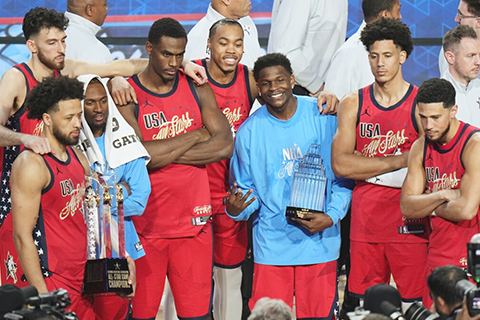 ◎ 愛華士(中)捧起全明星賽MVP獎(美聯社)