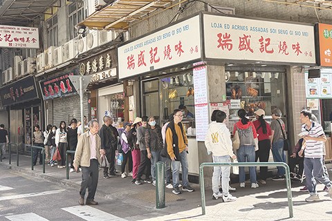 ◎ 市民趕辦年貨過年。