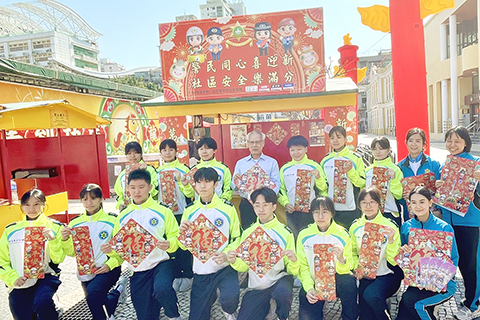 ◎ 行政長官岑浩輝選到心儀產品並讚年輕人有創意。