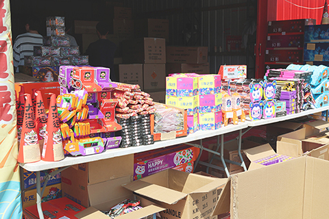 ◎ 氹仔炮竹區昨午開擋。