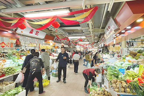 ◎ 市民到街市選是購除夕晚餐食材。