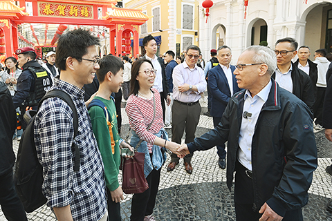 ◎ 行政長官岑浩輝視察新春假日的市面人流,沿途向市民旅客致以節日問候。