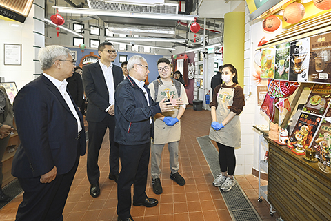 ◎ 行政長官岑浩輝到訪氹仔街市新設的「美食+文創區」,與經營者親切交流,了解其勇於轉型的經歷。