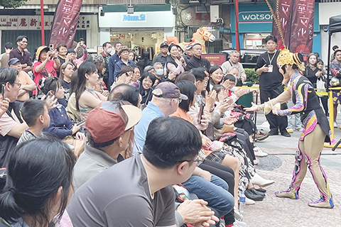 ◎ 中國煤礦文工團一連兩天走進社區,帶來中國傳統藝術表演。