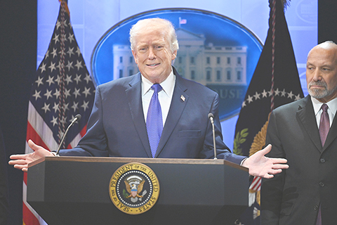 ◎ 當地時間二月二十日,華盛頓,美國總統特朗普在白宮就最高法院關稅裁決舉行記者會。(中新社記者 陳孟統 攝)