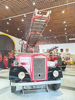 一九四九年出廠的丹尼斯舊式有水泵和雲梯的消防車