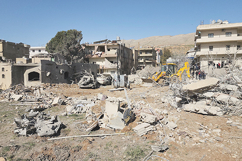 ◎ 這是二月廿一日在黎巴嫩東部裡亞格拍攝的遭以軍空襲的地點。二月二十日,以軍對黎巴嫩東部共實施六次空襲,其中包括真主黨目標。黎巴嫩民防部門消息人士向新華社記者證實,以軍對黎巴嫩東部一棟建築的打擊造成至少十一人死亡、卅五人受傷。(新華社發 塔希爾.阿布.哈姆丹 攝)