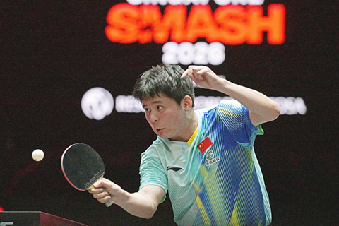◎ 二月二十二日,林詩棟回球。在新加坡舉行的世界乒乓球職業大聯盟(WTT)新加坡大滿貫男子單打第一輪比賽中,中國選手林詩棟三比一戰勝日本選手篠塚大登,晉級下一輪。(新華社發 鄧智煒攝)