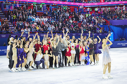 ◎ 二月二十一日晚,冬奧會花樣滑冰表演滑在意大利米蘭舉行。圖為表演結束後參演選手自拍合影。(中新社記者 駱雲飛 攝)