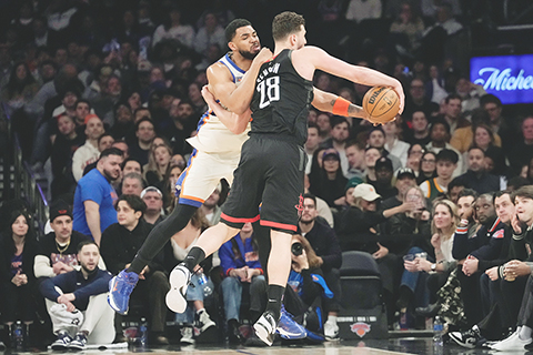 ◎ 白衣紐約人唐斯力阻火箭廿八號森根傳球,終場火箭兩分落敗。(美聯社)