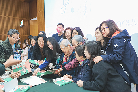 ◎ 林顯富為來賓簽書。