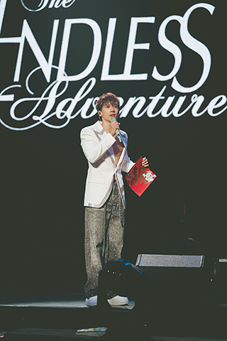 ◎ 關智斌喜獲歌迷大派利士。