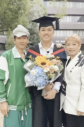 ◎ (左起)爸爸江華、大仔陳耀淙、媽媽麥潔文,在兒子畢業禮上合照!