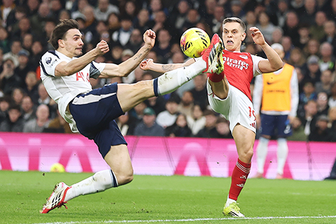 ◎ 二月二十二日,托定咸熱刺隊與阿仙奴隊在倫敦舉行的英超聯賽足球比賽中,托定咸熱刺隊球員若奧.帕利尼亞(左)與阿仙奴隊球員托沙特爭搶。(美聯社/伊恩沃爾頓)