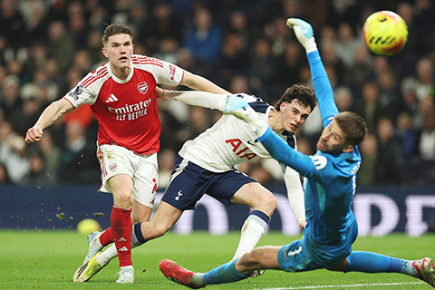 ◎ 二月二十二日,倫敦,托定咸熱刺隊對陣阿仙奴的英超足球比賽中,阿仙奴的維克托.約基利斯(左)不僅為球隊先開記錄並為球隊埋齋,打進球隊的第四個進球。(美聯社/伊恩沃爾頓)