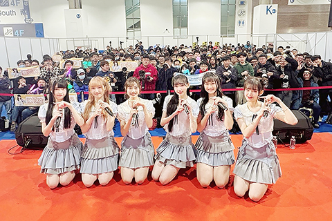 ◎ 台灣女團「AKB 48 Team TP」正式宣佈正名為「TPE 48」,象徵團隊邁入全新階段。將在年後大張旗鼓推出第十一張單曲《偷偷被你打敗》,甜蜜歌名一曝光便引發討論,被視為正名後的第一發強勢出擊。圖為人氣女團「TPE 48」團員出席台北國際動漫節。(香港中通社圖片)