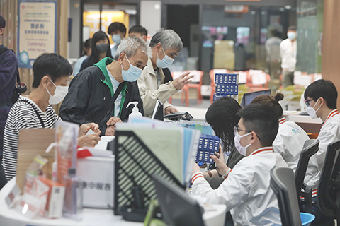 ◎ 二月廿五日,香港特區政府下年度起把長者社區照顧服務券增加四千張至一萬六千張,以及把長者院舍照顧服務券增加一千張至總數七千張,預算每年總開支分別約十二億和十九億七千萬元。(香港中通社記者 謝光磊 攝)
