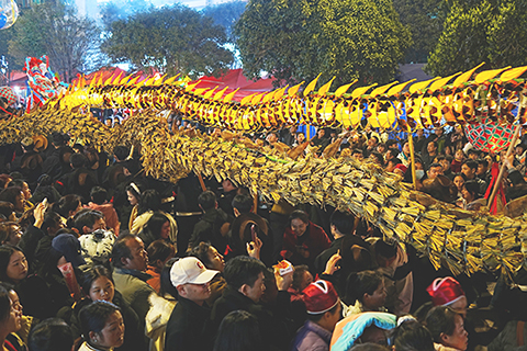 ◎ 二月廿五日晚,民眾在貴州省施秉縣城觀看龍燈巡遊展演。(中新社記者 周燕玲 攝)