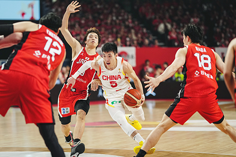 ◎ 二月二十六日,中國隊球員廖三寧(右二)在比賽最後時刻挺身而出反攻奠定國家隊勝利。當地時間二月二十六日,在日本沖繩舉行的二0二七年國際籃聯籃球世界盃亞洲區預選賽第一階段B組比賽中,中國隊八十七比八十戰勝日本隊。(新華社記者賈浩成 攝)