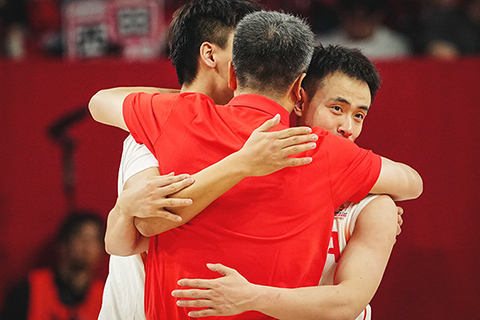 ◎ 二月二十六日,中國隊球員趙繼偉(右)在比賽後與主教練郭士強慶祝勝利。當地時間二月二十六日,在日本沖繩舉行的二0二七年國際籃聯籃球世界盃亞洲區預選賽第一階段B組比賽中,中國隊八十七比八十戰勝日本隊。(新華社記者賈浩成 攝)
