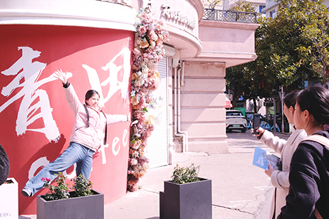 2月19日,遊客在青田咖啡杯前合影留念。(林波 攝)