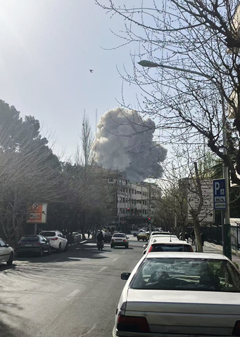 ◎ 以色列和美國二月二十八日突然對伊朗發動軍事打擊。新華社記者在伊朗首都德黑蘭接連聽到多次爆炸聲,看到德黑蘭市區多地上空升起滾滾濃煙。此間有報道說,德黑蘭大學街和共和國區遭多枚導彈襲擊。圖為當日在伊朗德黑蘭大學附近拍攝的襲擊後的場景。(新華社發)