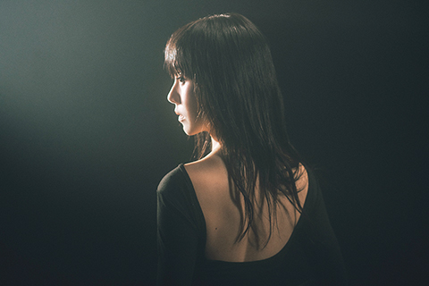 ◎ 白安為拍MV露背做足準備功夫。