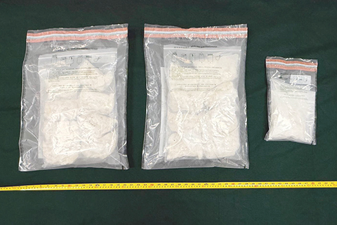 ◎ 香港海關與內地海關緝私部門進行聯合執法行動,根據情報分析,香港海關二月廿八日截查一件由荷蘭經內地寄到香港,報稱為油漆的包裹,並在六個油漆罐內發現共約四點八公斤懷疑氯胺酮,估計市值共約一百九十三萬元。圖為檢獲的懷疑氯胺酮。(香港中通社圖片)