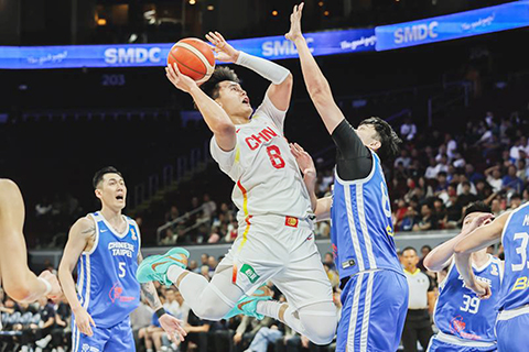 ◎ 3月1日,中國隊球員趙睿(上)進攻。在菲律賓帕賽舉行的2027籃球世界盃亞洲區預選賽第二窗口期比賽中,中國隊100比93戰勝中國台北隊。(新華社發 烏馬利攝)