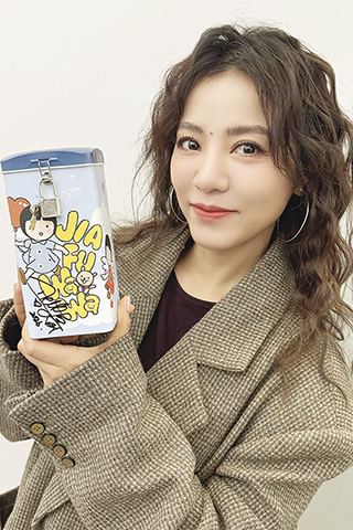 ◎ 春節年假剛結束,為幫助弱勢家庭脫離「一人倒、全家倒」之困境,台灣藝人鳳小岳、曹佑寧、蔡燦得、丁噹、白安,等人響應「無窮世代新春義賣週」公益活動,邀請民眾新春傳愛心,助弱勢家庭走出貧病困境。圖為丁噹親簽「撲滿」義賣。(香港中通社圖片)