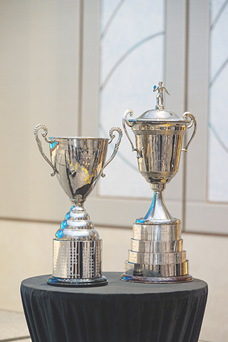 ◎ 乒球埃文斯盃(右)和哈馬隆德盃。