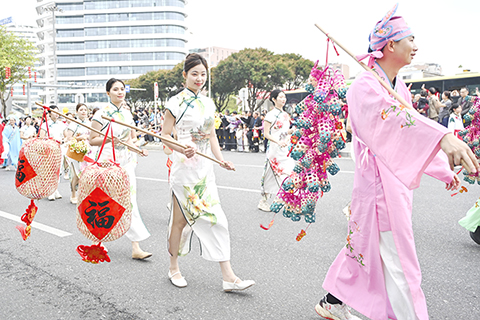 肇慶市高要區新橋鎮的新橋洋籃展演隊伍亮相當地廣府廟會。(中新社記者 陳驥旻攝)