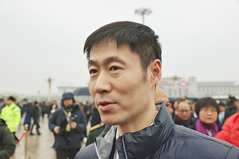 ◎ 3月4日,全國政協十四屆四次會議在北京人民大會堂舉行開幕會。圖為全國政協委員中國乒協王勵勤出席會議。(香港中通社記者 謝光磊 攝)