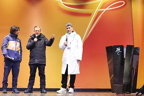 ◎ 3月3日,國際殘奧委會主席安德魯.帕森斯(中)在儀式上講話。冬殘奧會火種匯集儀式在意大利科爾蒂納舉行。(新華社記者 王楷焱 攝)