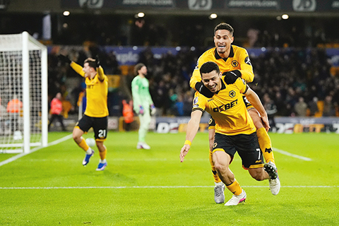 ◎ 最後時刻絕殺強隊利物浦,狼隊球員狂喜。(美聯社)