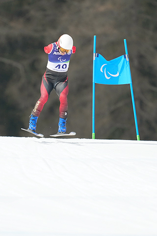 ◎ 三月九日,中國選手孫鴻勝在比賽中。最終,他獲得第二十五名。當地時間三月九日,米蘭-科爾蒂納冬殘奧會高山滑雪男子超級大回轉(站姿)比賽在意大利科爾蒂納舉行。(新華社記者 牟宇 攝)
