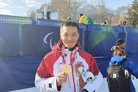 ◎ 當地時間三月八日,中國選手紀立家成功衛冕殘奧單板滑雪男子障礙追逐UL級冠軍。(中新社記者 李京澤 攝)
