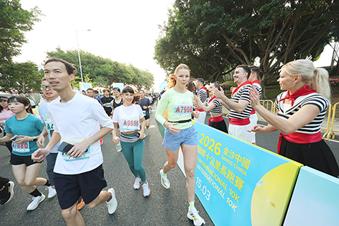 ◎ 十公里賽表演者與參賽者打成一片。